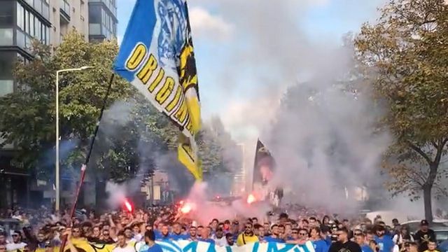 Adeptos de AEK e Marselha juntos a caminho do estádio