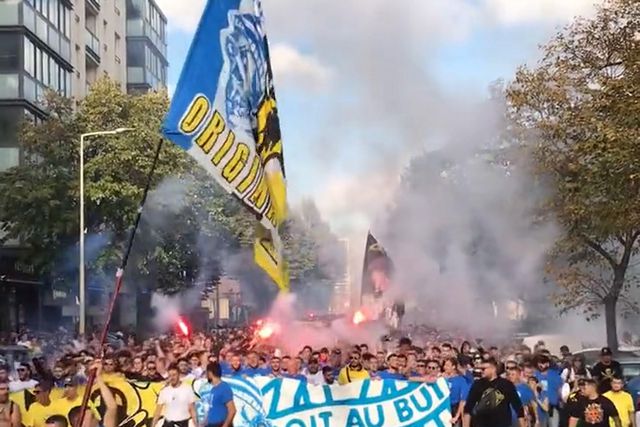 Adeptos de AEK e Marselha juntos a caminho do estádio