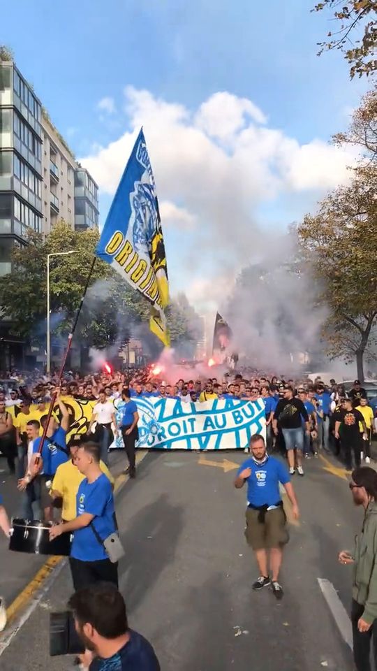 Adeptos de AEK e Marselha juntos a caminho do estádio