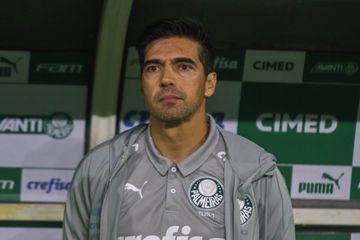 Abel emociona-se com homenagem do Palmeiras (vídeo)