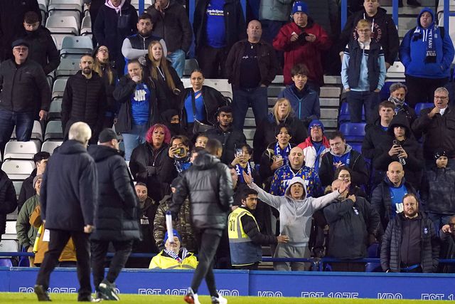 VÍDEO: acabado de chegar ao Birmingham, Rooney já está a ser contestado