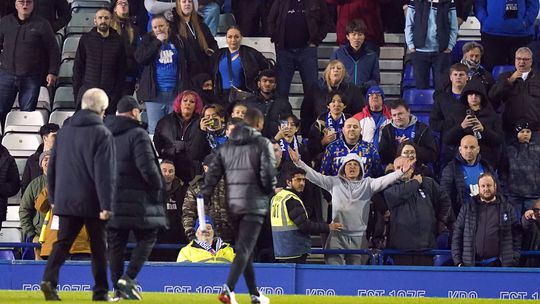 VÍDEO: acabado de chegar ao Birmingham, Rooney já está a ser contestado