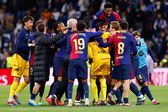 Jogadores do Barcelona festejam vitória no Santiago Bernabéu diante do Real Madrid