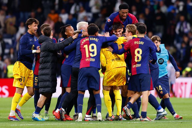 Jogadores do Barcelona festejam vitória no Santiago Bernabéu diante do Real Madrid