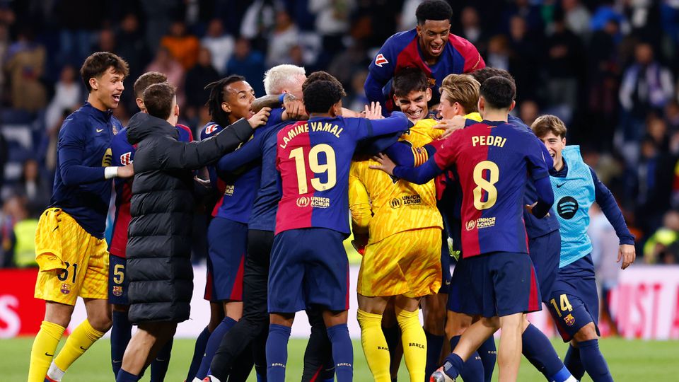 Jogadores do Barcelona festejam vitória no Santiago Bernabéu diante do Real Madrid