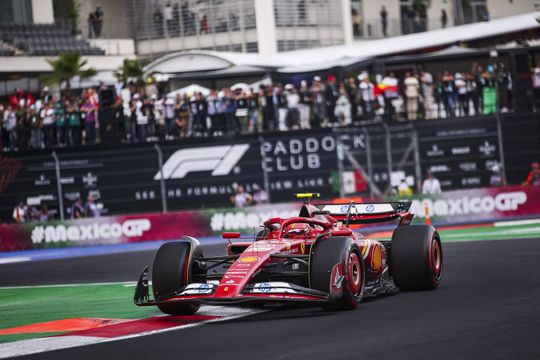 Sainz parte da 'pole' no México, com Verstappen ao seu lado