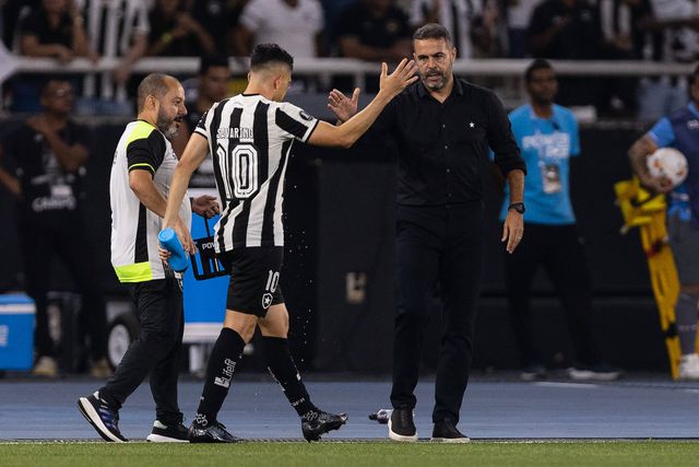 Vitória sofrida de Artur Jorge diante de Pedro Caixinha