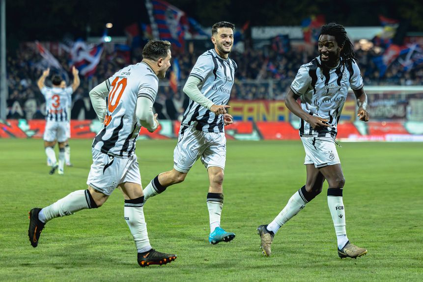 Romário Baró festeja o seu golo pelo Basileia com Shaqiri, o autor da assistência