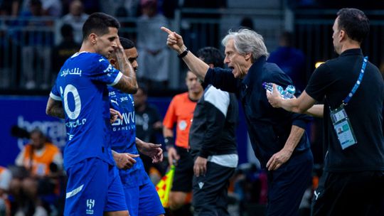 João Cancelo assiste em mais um triunfo do Al Hilal de Jorge Jesus