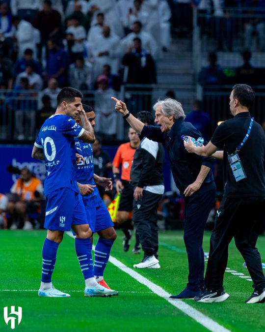 João Cancelo assiste em mais um triunfo do Al Hilal de Jorge Jesus