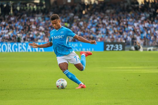 Com David Neres no onze, Nápoles vence Lecce e mantém liderança