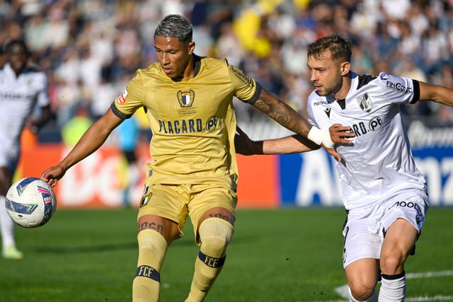 Famalicão vence V. Guimarães e regressa às vitórias no campeonato