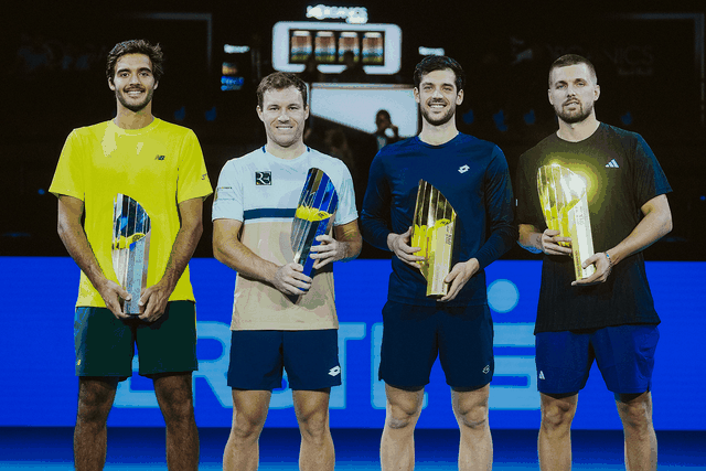 Francisco Cabral (esq) e Lucas Miedler posam com os vencedores na Áustria. Foto ErsteBankOpen