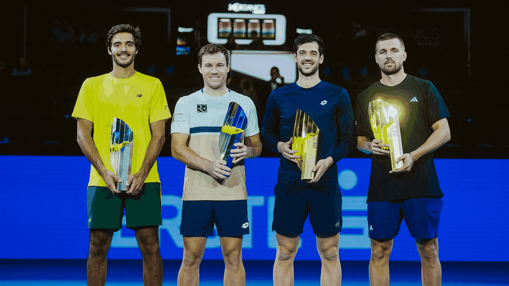 Francisco Cabral (esq) e Lucas Miedler posam com os vencedores na Áustria. Foto ErsteBankOpen
