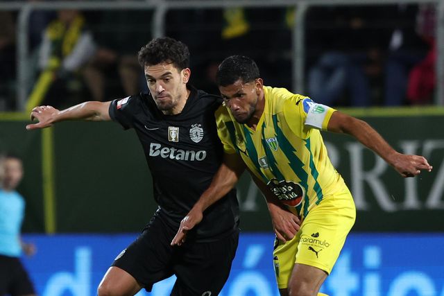 Bebeto disputa a bola com Pedro Gonçalves Fotos – Catarina Morais (Kapta+)