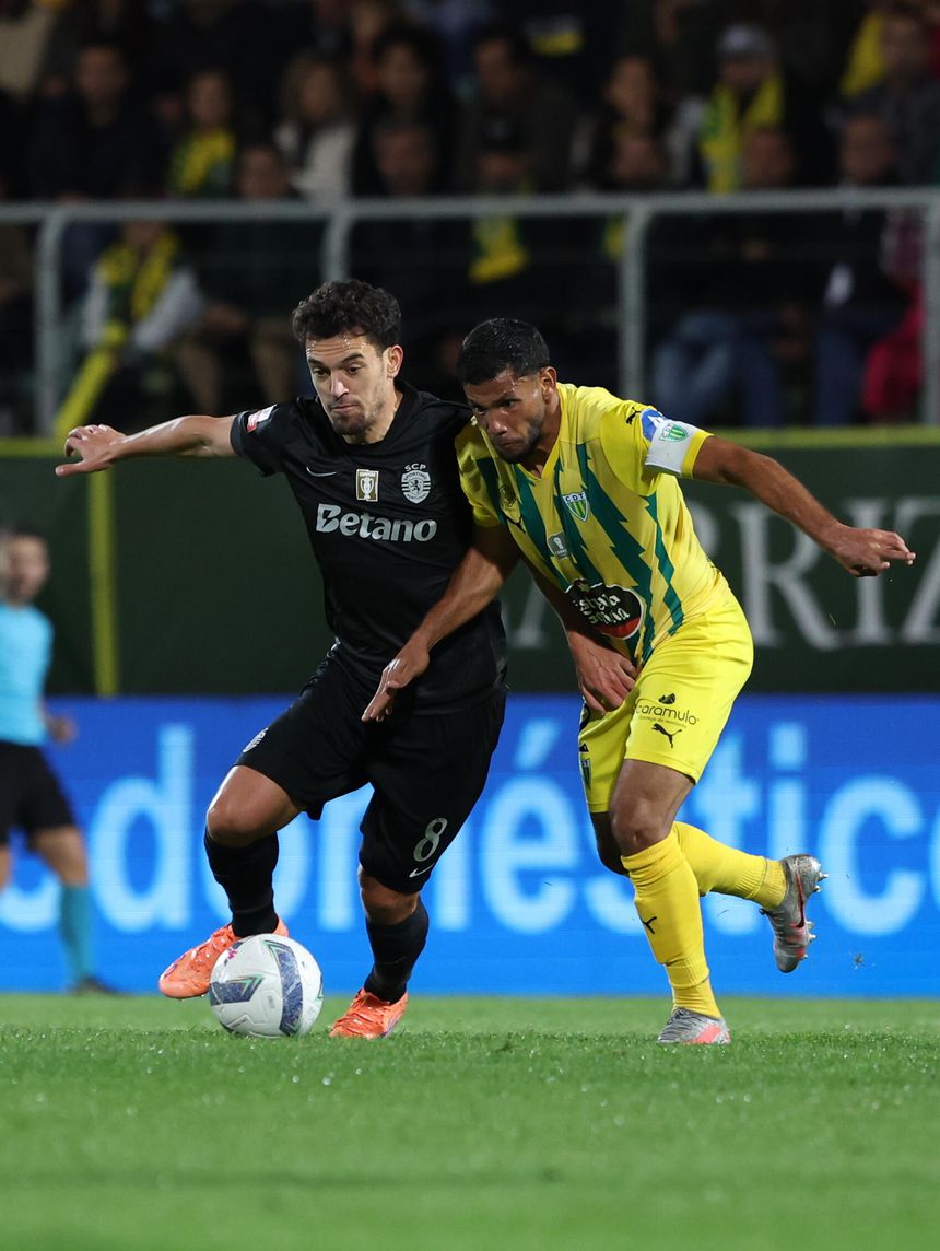 Bebeto disputa a bola com Pedro Gonçalves Fotos – Catarina Morais (Kapta+)