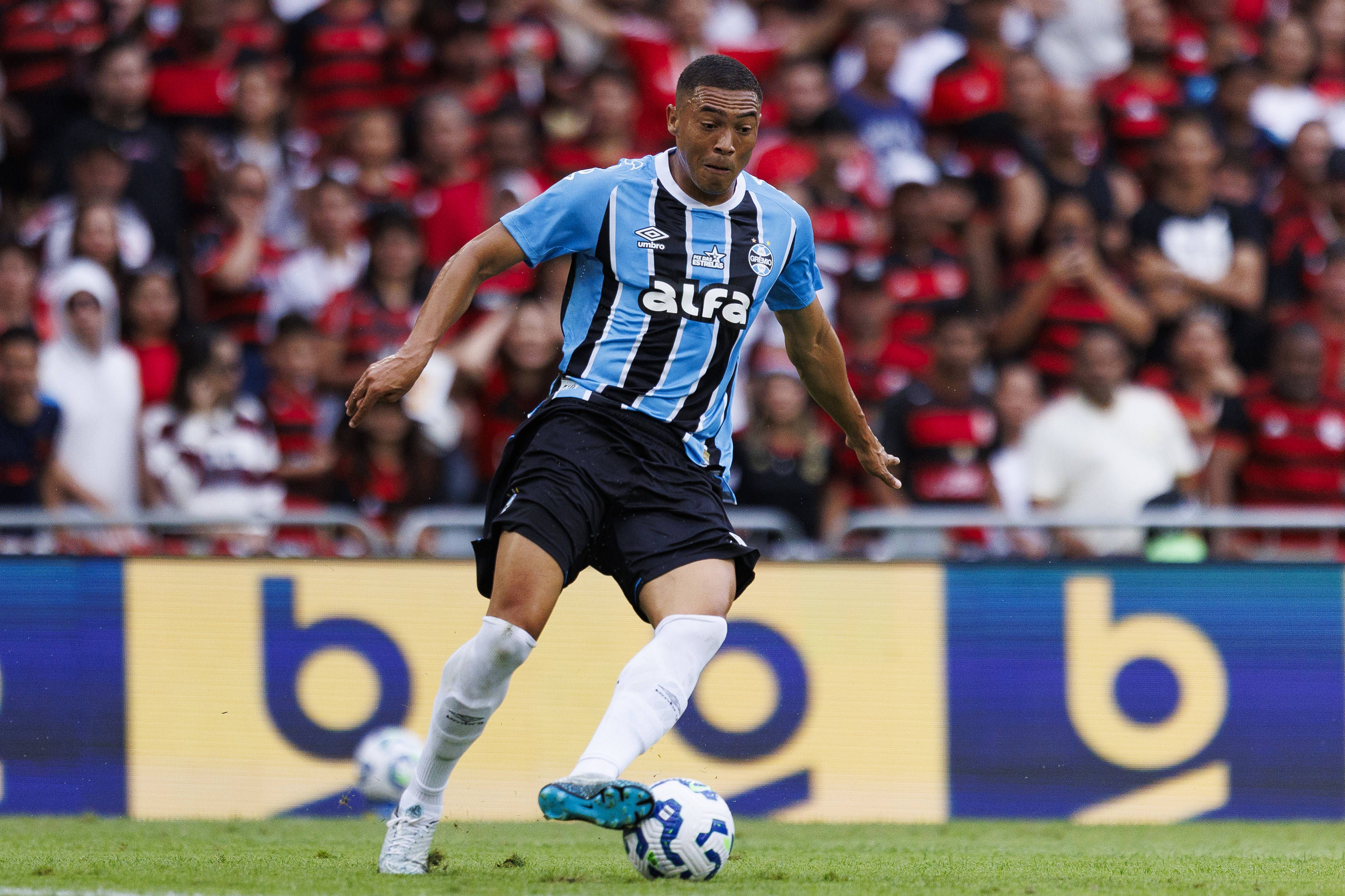 Depois da Luz, passou por PSV, Galatasaray e Fulham sem sucesso. Há nove meses no Brasil, no Grêmio, está a relançar a carreira: 22 golos em 30 jogos.