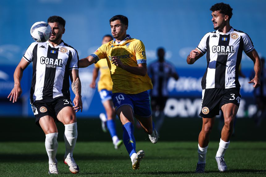 André Lacximicant tenta desarmar Zé Vitor, com Léo Santos a observar  - Foto: Rodrigo Antunes/LUSA