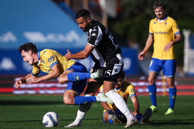 Orellana num lance disputado com Labidi - Foto: Rodrigo Antunes/LUSA