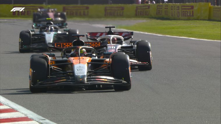 Piastri a passar por Ocon e Antonelli - Foto: F1