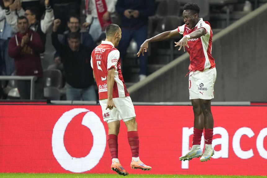 Dorgeles festeja com Lelo o golo marcado ao Casa Pia - Foto: HUGO DELGADO/EPA