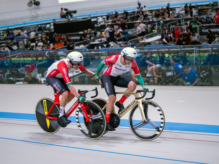 Iúri Leitão e Diogo Narciso em ação no madison nos Mundiais de pista em Santiago do Chile (Foto: FPC)