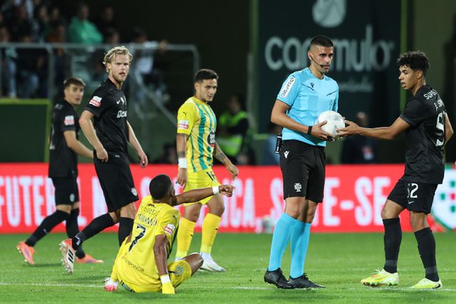 João Simões entrega a bola a José Bessa (Foto Catarina Morais/Kapta+)