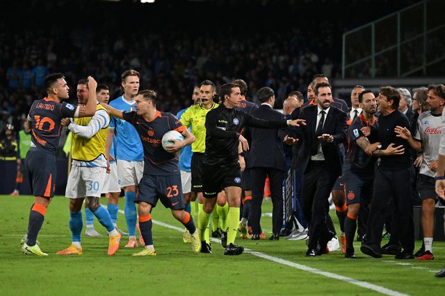 Lautaro Martínez, avançado do Inter, em discussão com Antonio Conte, treinador do Nápoles