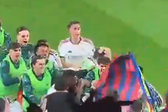 Momento em que adepto atinge Camavinga com bandeira