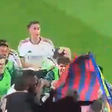 Momento em que adepto atinge Camavinga com bandeira