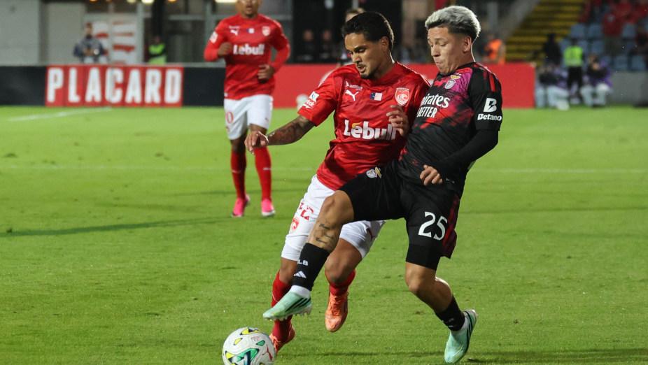 Lucas Soares e Prestianni lutam pela bola - Foto: Benfica