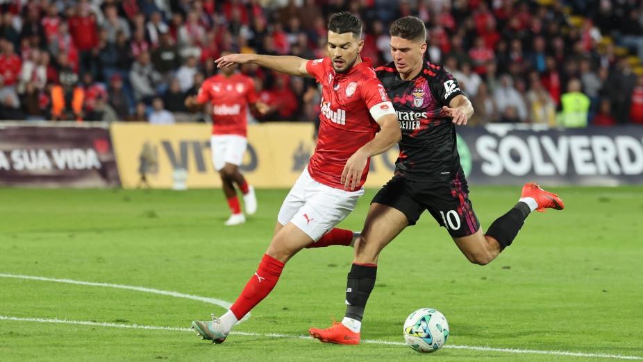 Pedro Pacheco em duelo com Sudakov - Foto: Benfica