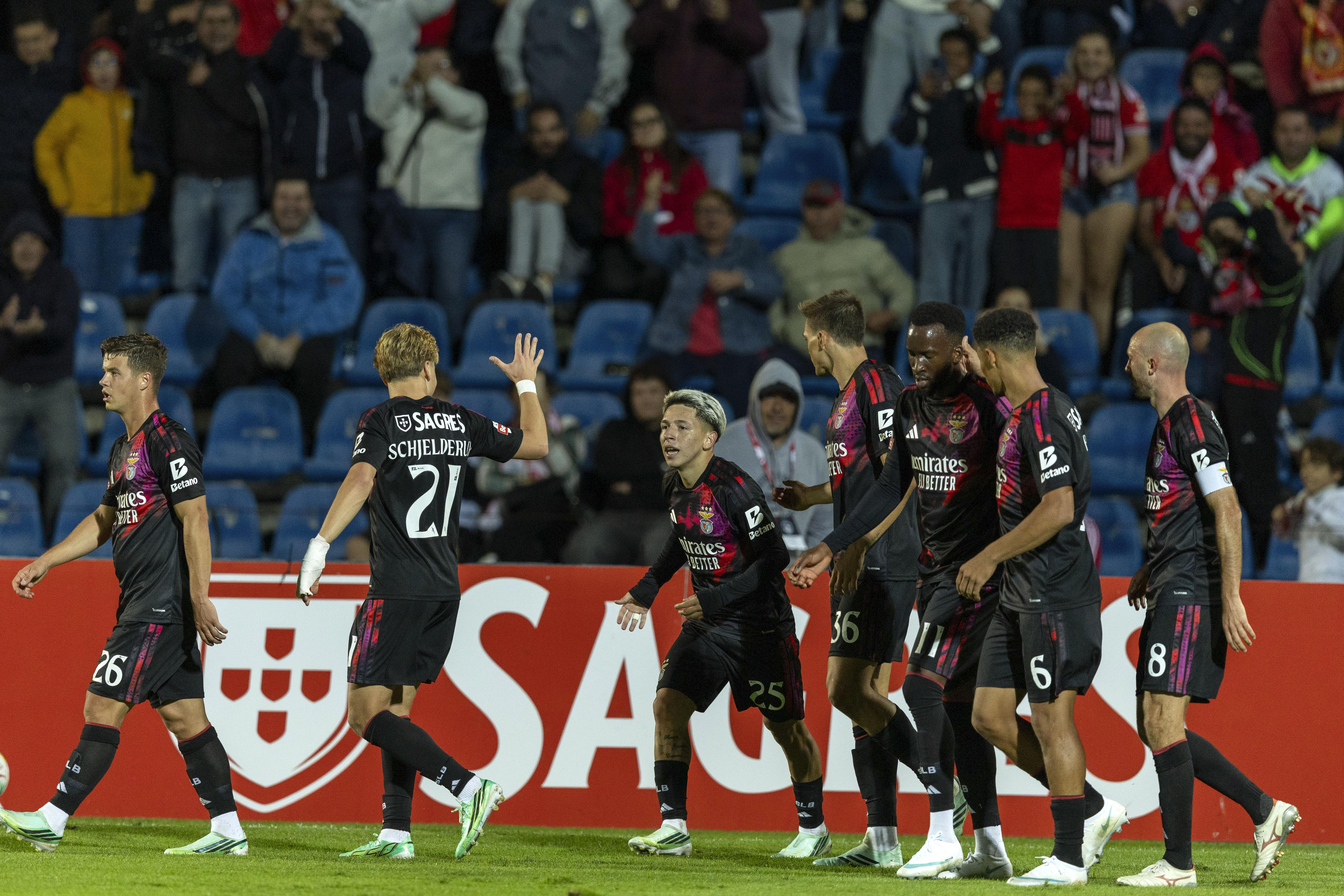 Festejos do Benfica depois da reviravolta com o Santa Clara - Foto: EDUARDO COSTA/LUSA