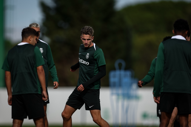 Esta a fotografia, com Jesse Derry em primeiro plano, partilhada pelos leões relativo ao treino desta manhã - Foto: SPORTING CP