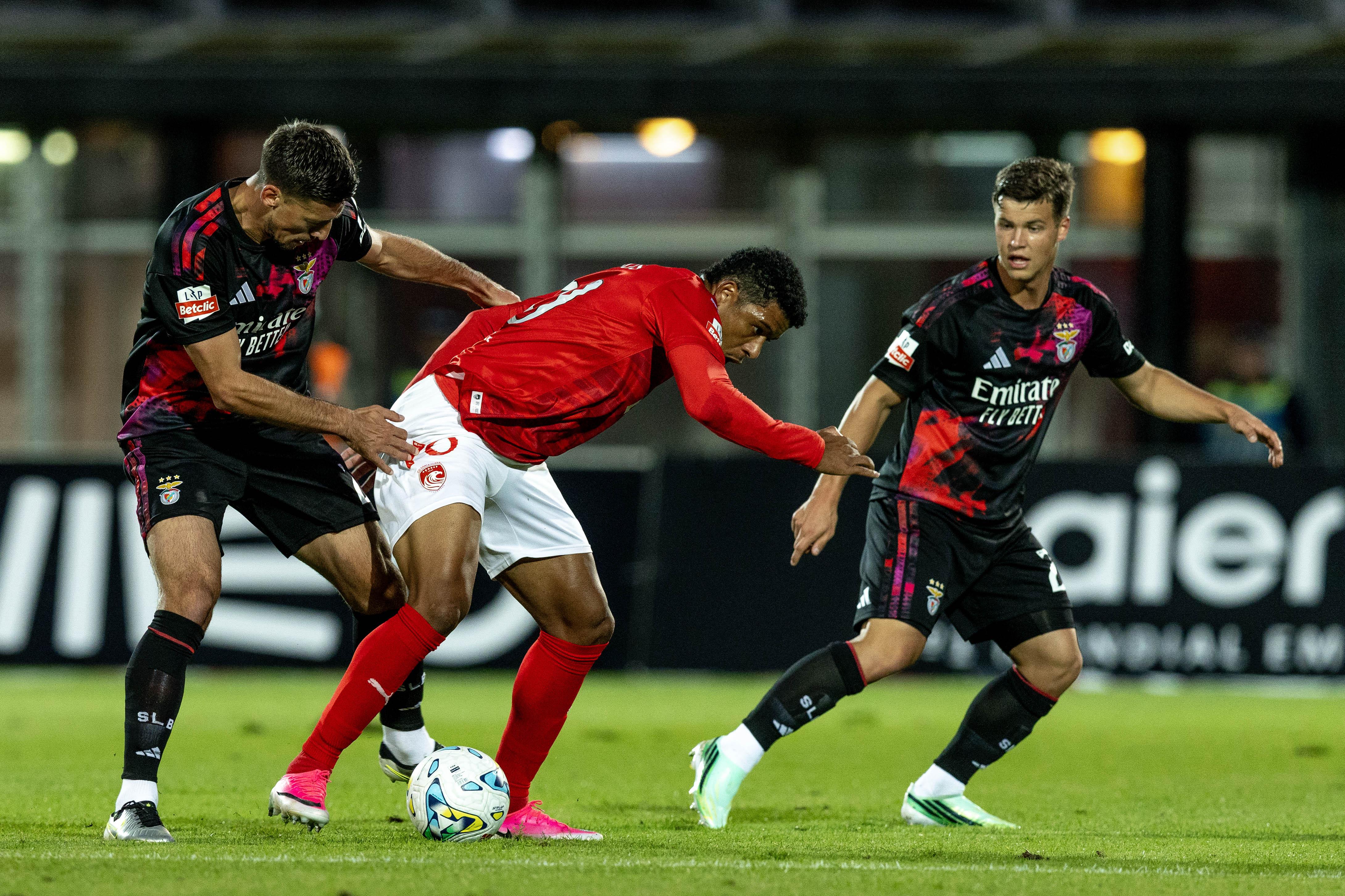 Lenglet tenta tirar a bola a Vinícius - Foto: EDUARDO COSTA/LUSA