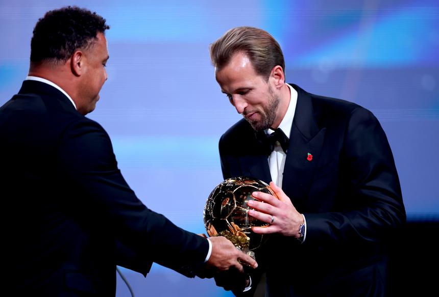 Ronaldo entrega o prémio a Harry Kane. Foto LUSA