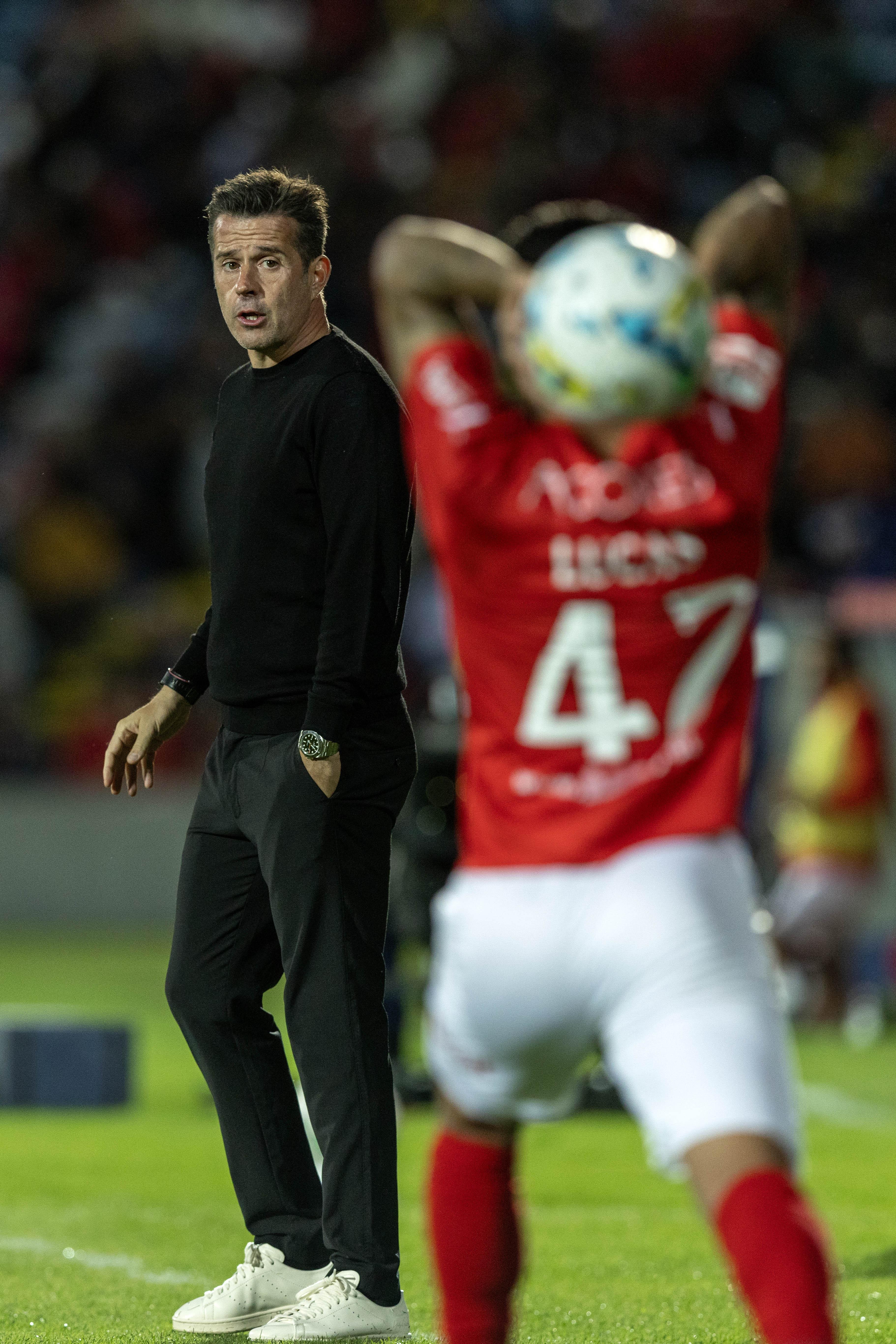 Lucas Soares faz lançamento com Marco Silva atento - Foto: EDUARDO COSTA/LUSA