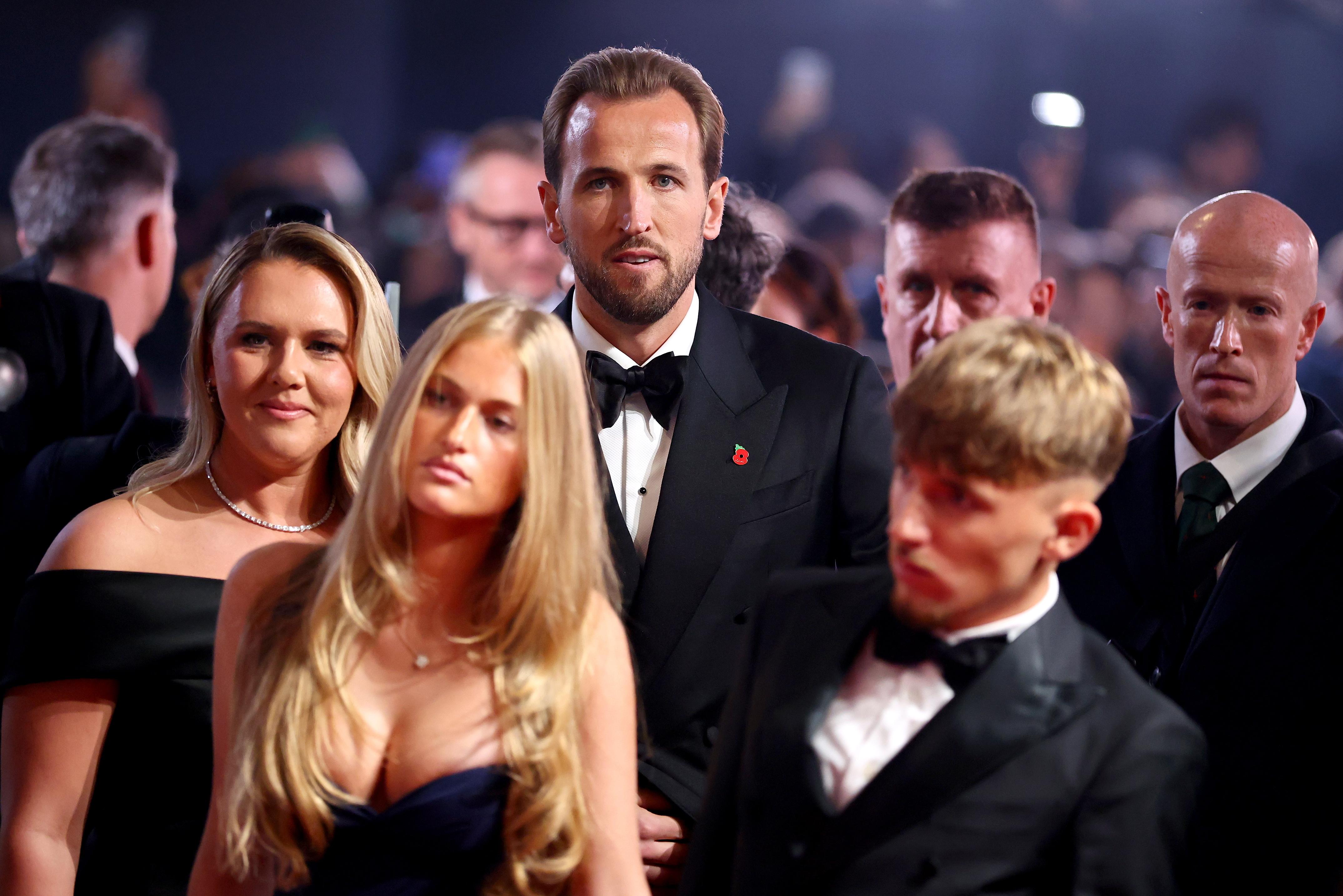 Harry Kane e Lennart Karl, do Bayern. Foto: TOLGA AKMEN/EPA