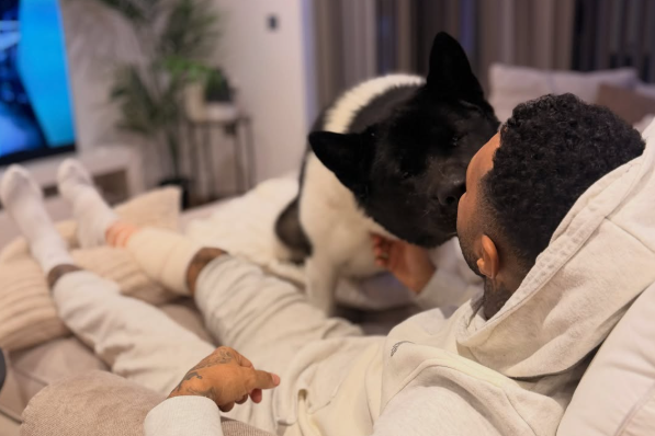 Jermaine Pennant diz que foi o seu próprio cão, King, quem o protegeu de mais ataques - Foto: Jermaine Pennant/Instagram
