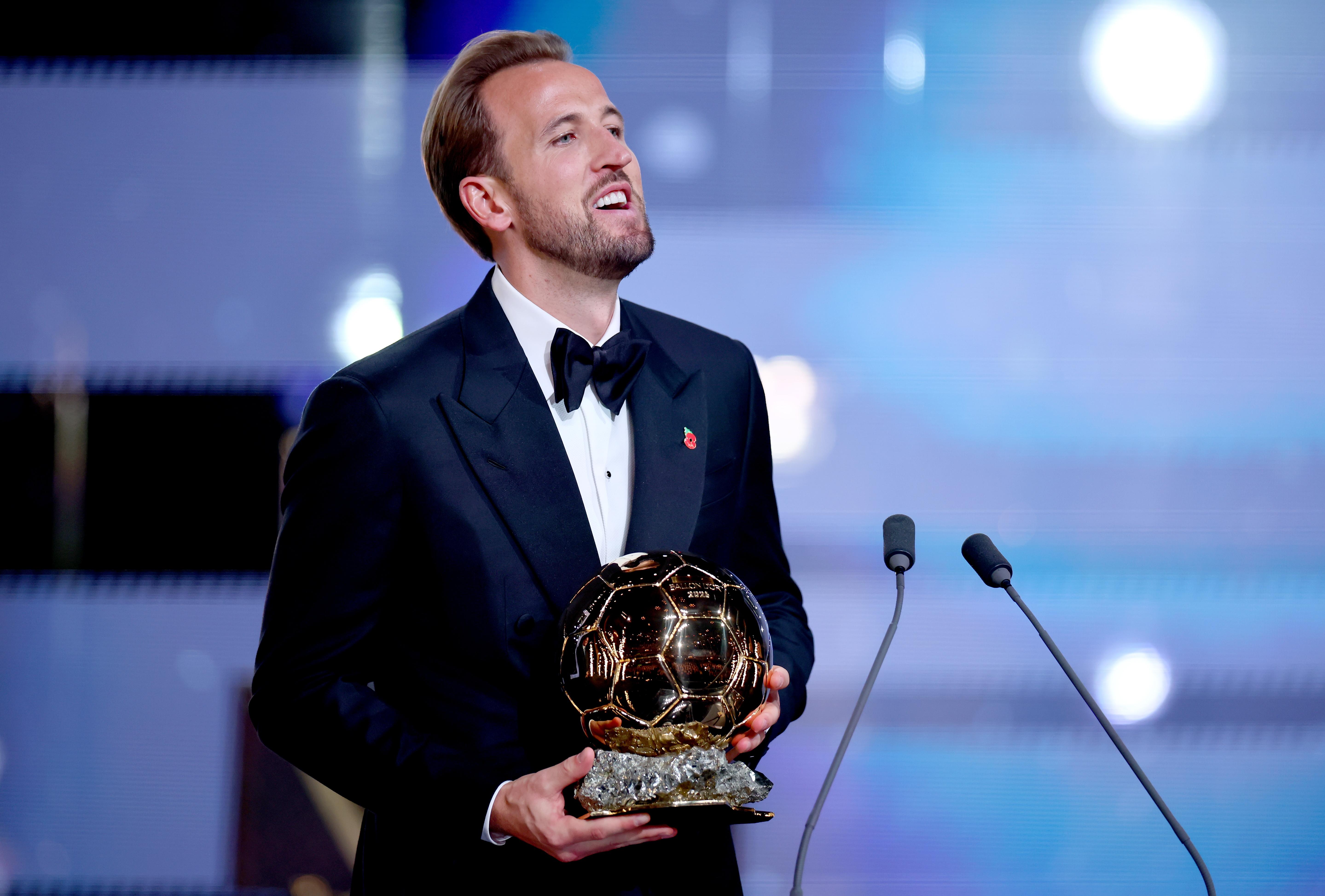 Harry Kane com a Bola de Ouro (foto: EPA/TOLGA AKMEN)