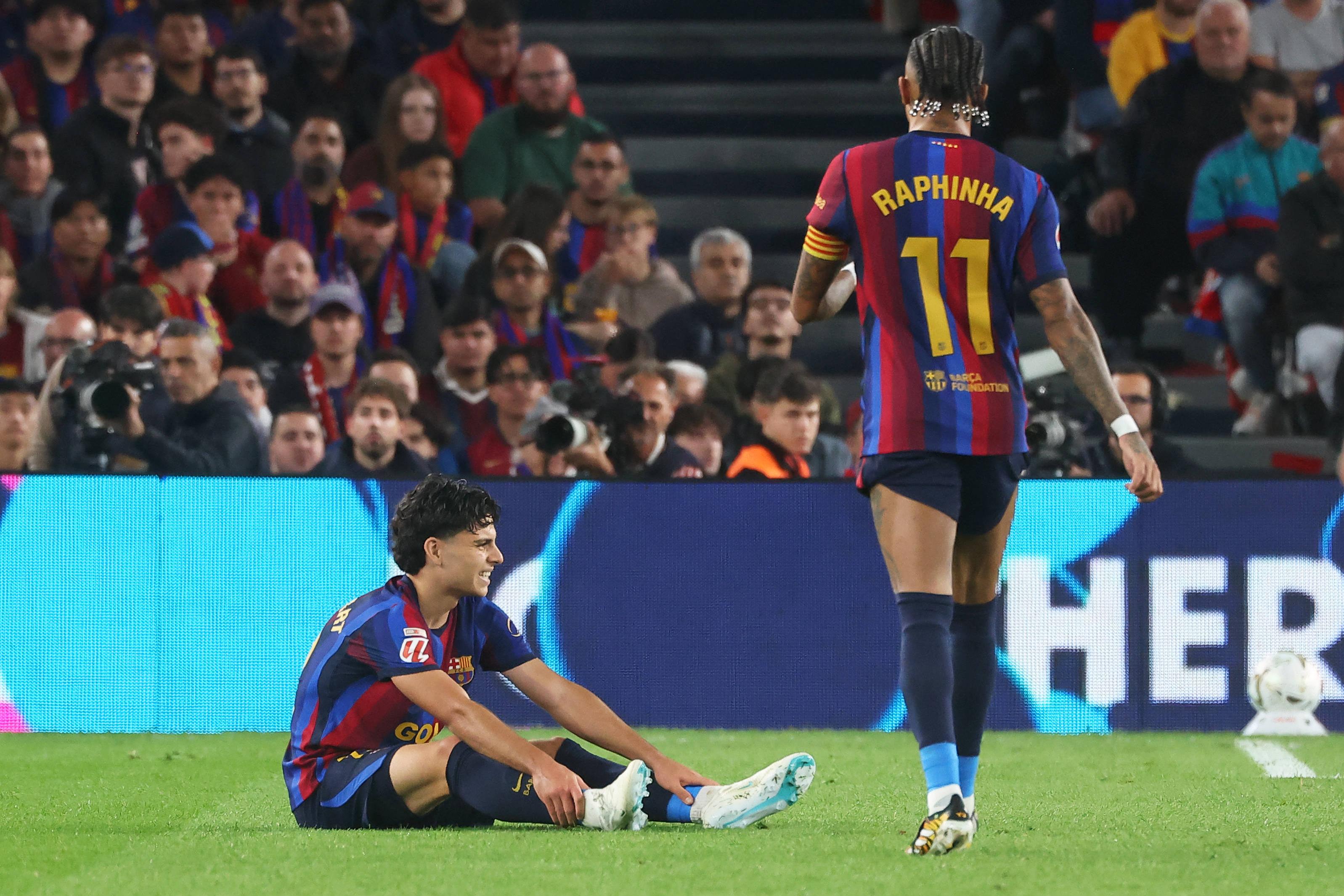 Xavi Espart no chão em dificuldades no início do El Clásico