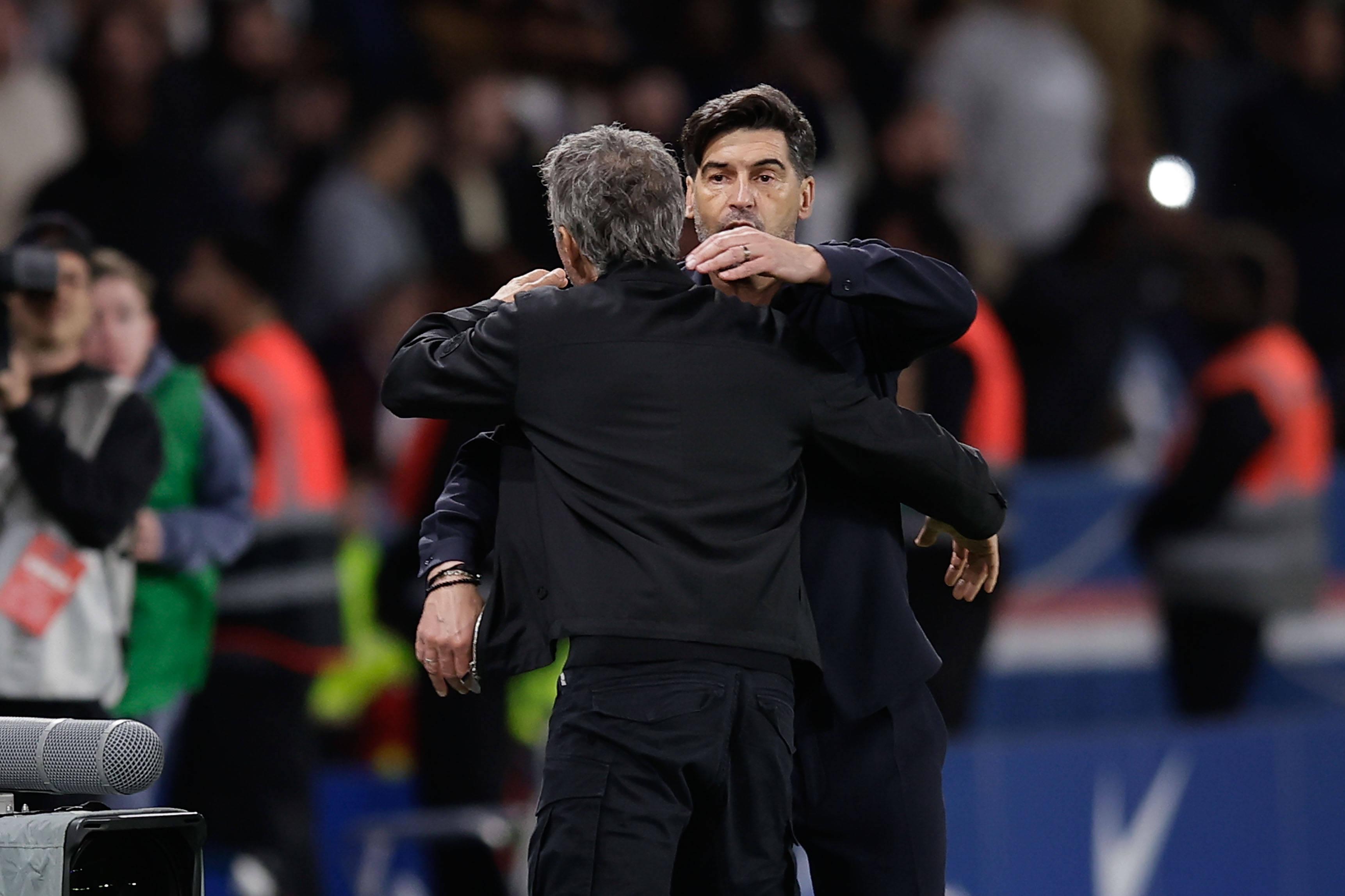 Luis Enrique e Paulo Fonseca cumprimentam-se