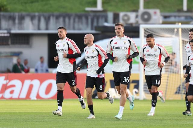 O Benfica já aquece - Foto: SL Benfica