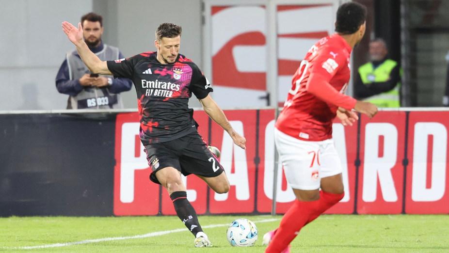 Lenglet lança a bola - Foto: Benfica