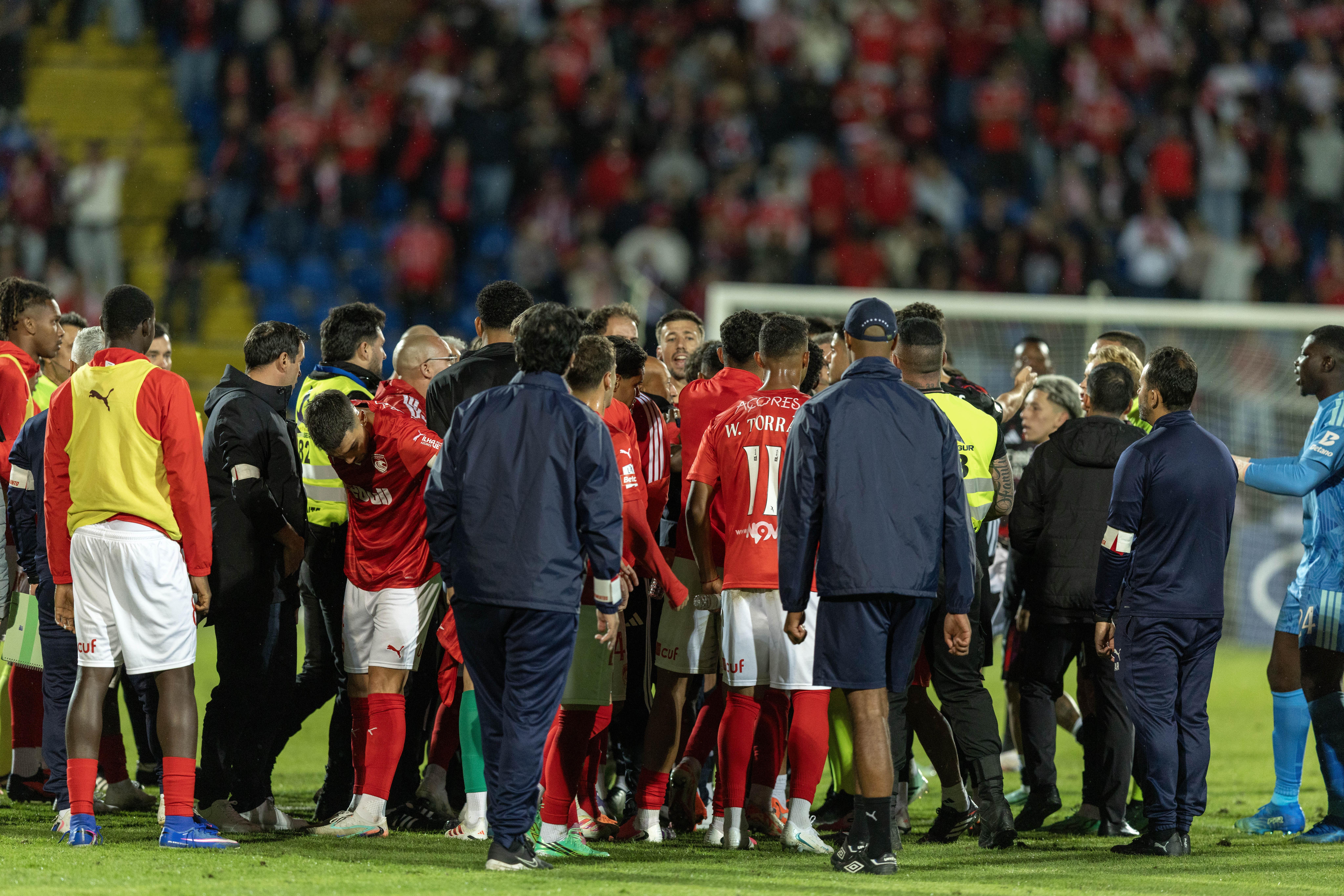 Santa Clara-Benfica terminou com enorme confusão (foto: Lusa)