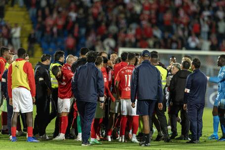Santa Clara-Benfica terminou com enorme confusão (foto: Lusa)