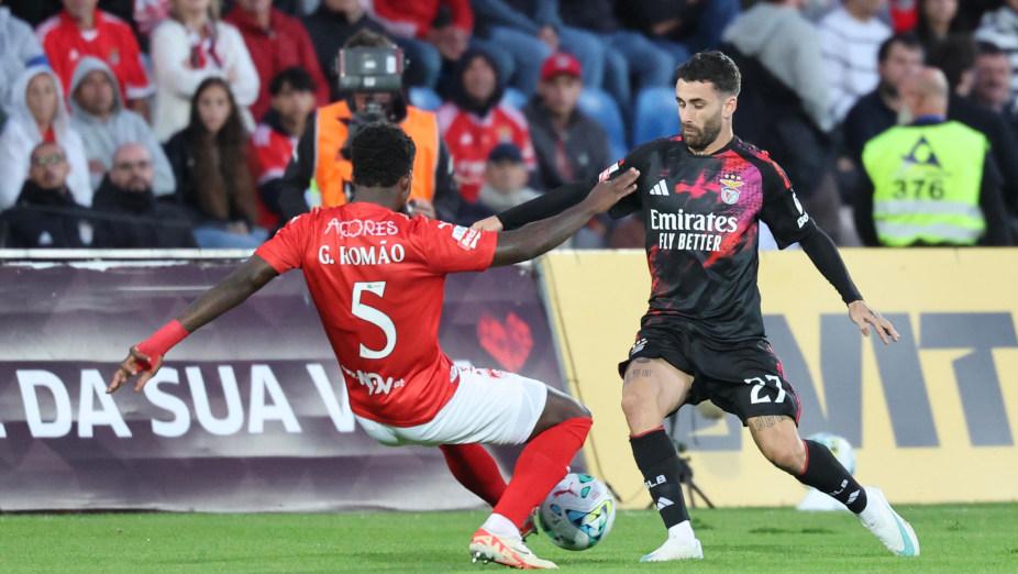Romão em duelo com Rafa Silva - Foto: Benfica