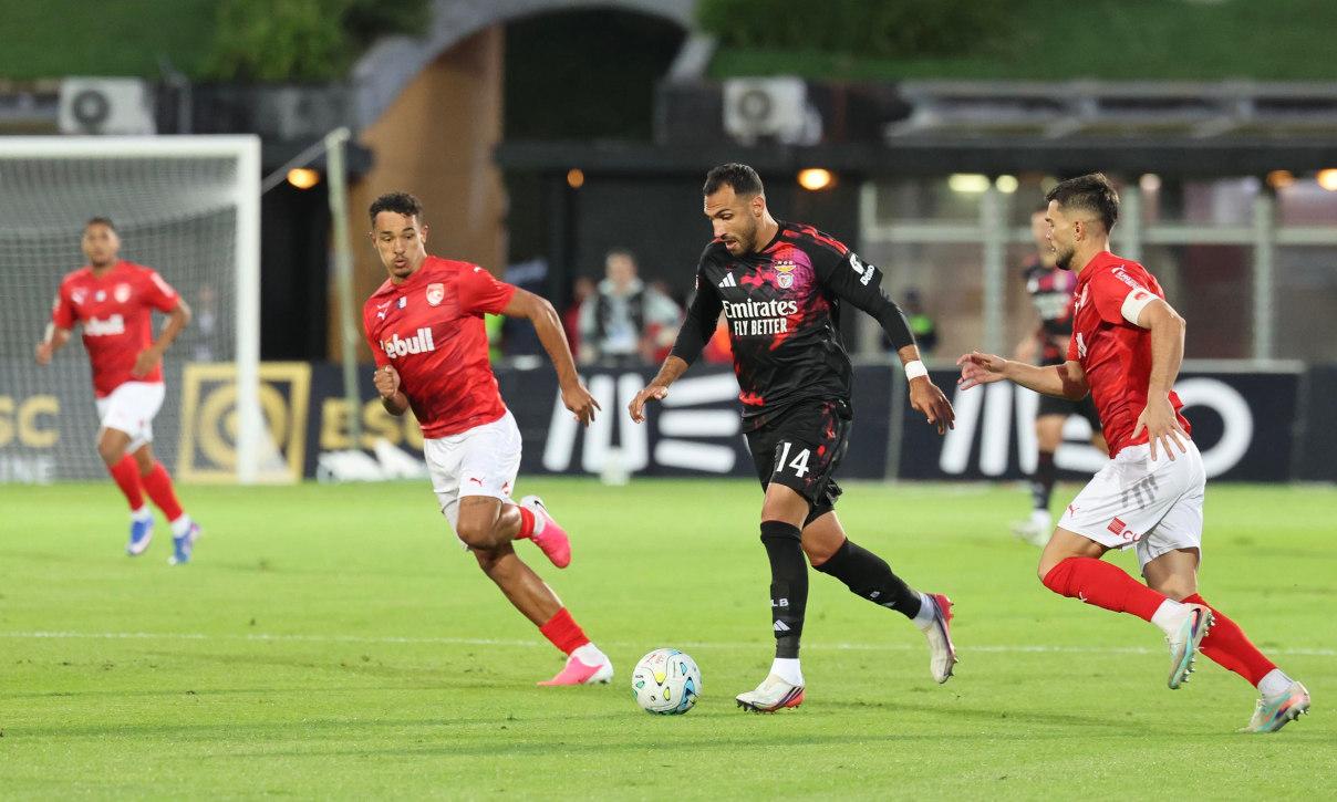 Pavlidis conduz a bola - Foto: Benfica