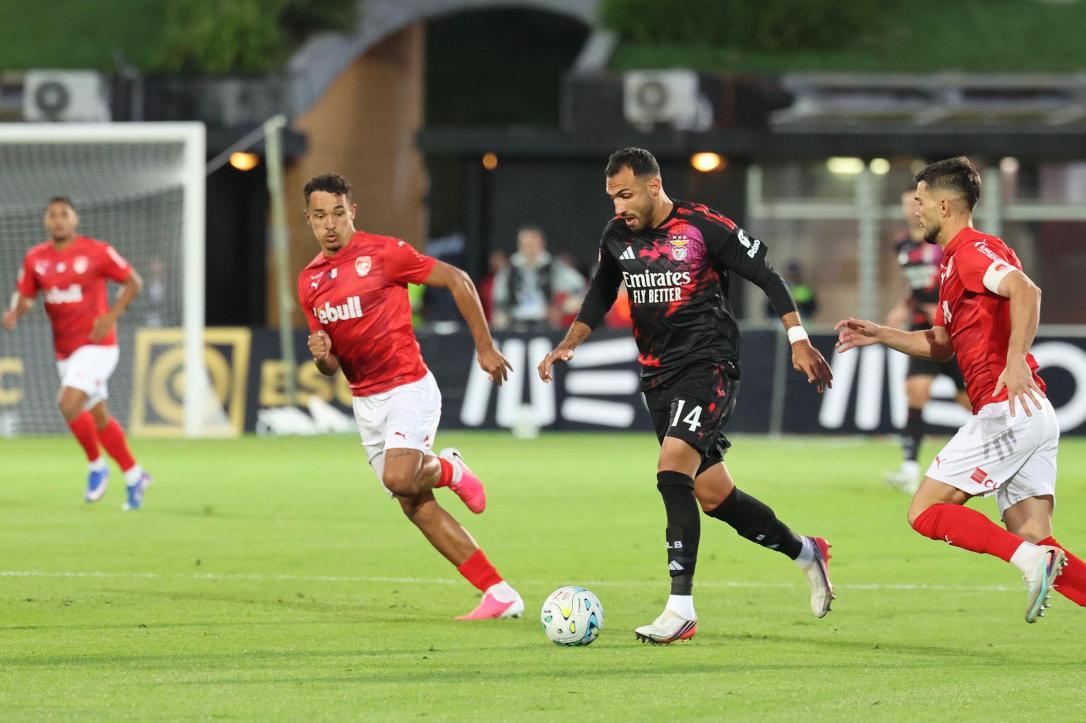 Pavlidis conduz a bola - Foto: Benfica