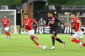 Pavlidis conduz a bola - Foto: Benfica